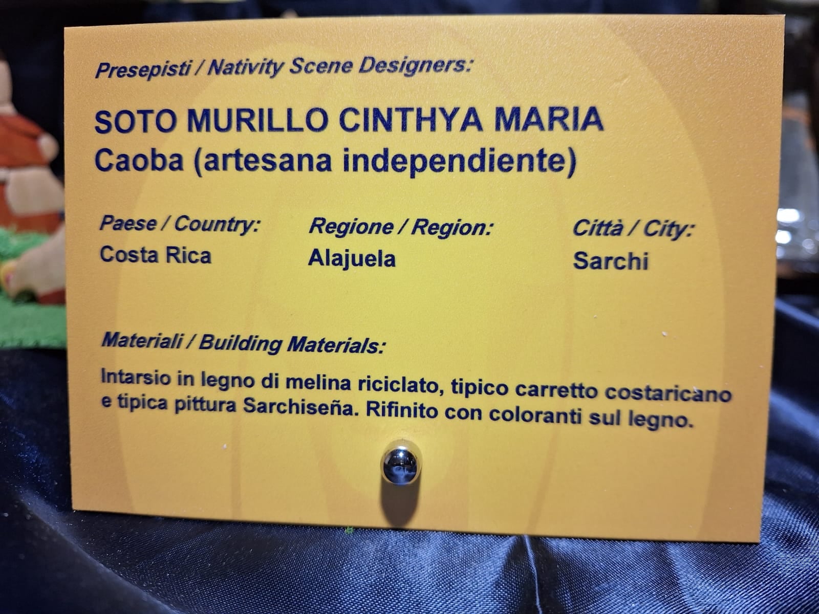 En el puro corazón y las raíces de Sarchí la artesana, Cinthya Soto Murillo, fabricó un pasito muy, pero muy a la tica el cual se exhibe en el puro corazón del Vaticano desde el pasado 8 de diciembre.