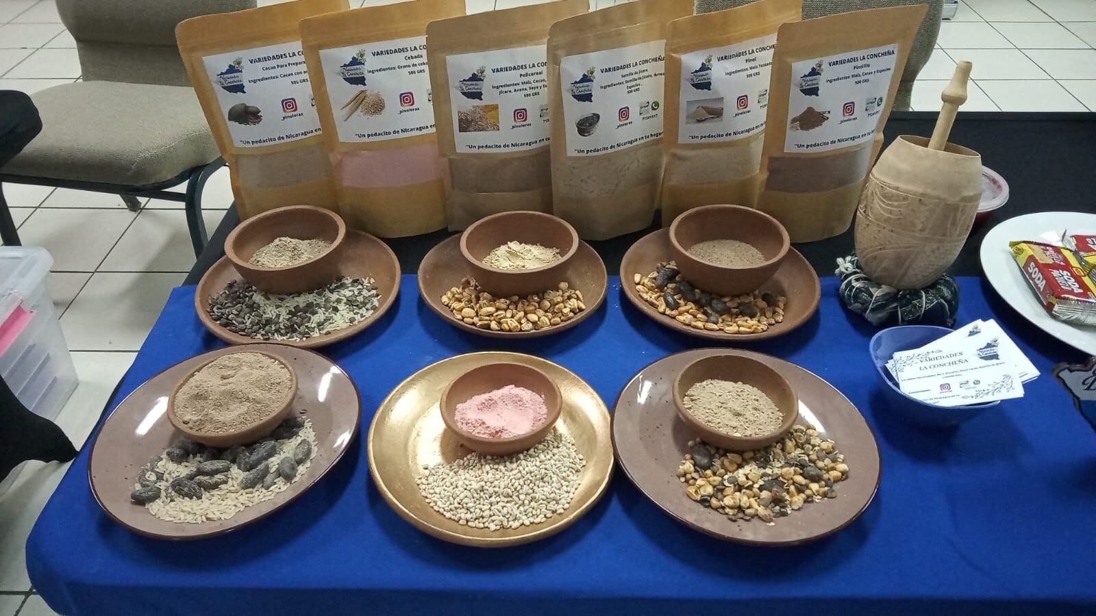 Doña Sofía Velásquez Joaquín tiene 63 años, su hija, María Mercado tiene 43. Ambas llegaron a Costa Rica el 18 de julio del 2018. Son emprendedoras y tienen un negocito de comida que se llama Variedades La Cocheña.