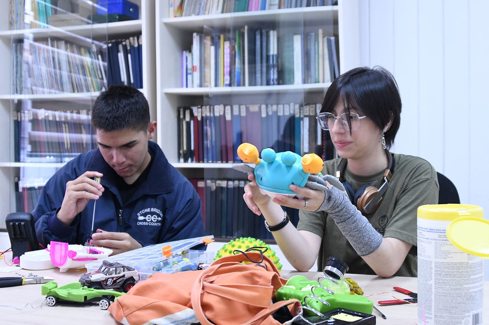 El el Hospital de Juguetes de la UCR estudiantes hacen magia con juguetes para que niños con condiciones especiales también puedan jugar