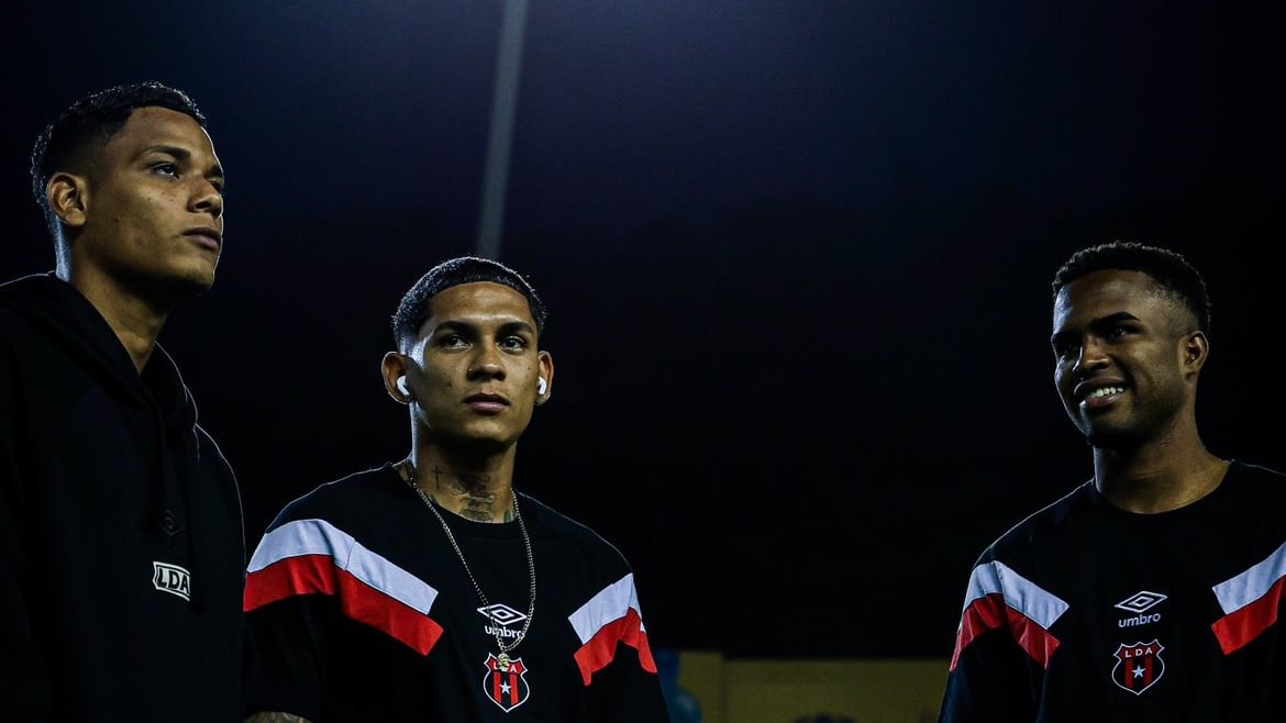 Creichel Pérez, John Paul Ruiz y Kenyel Michel hicieron contacto con el terreno de juego apenas Liga Deportiva Alajuelense llegó al Estadio Cuscatlán.