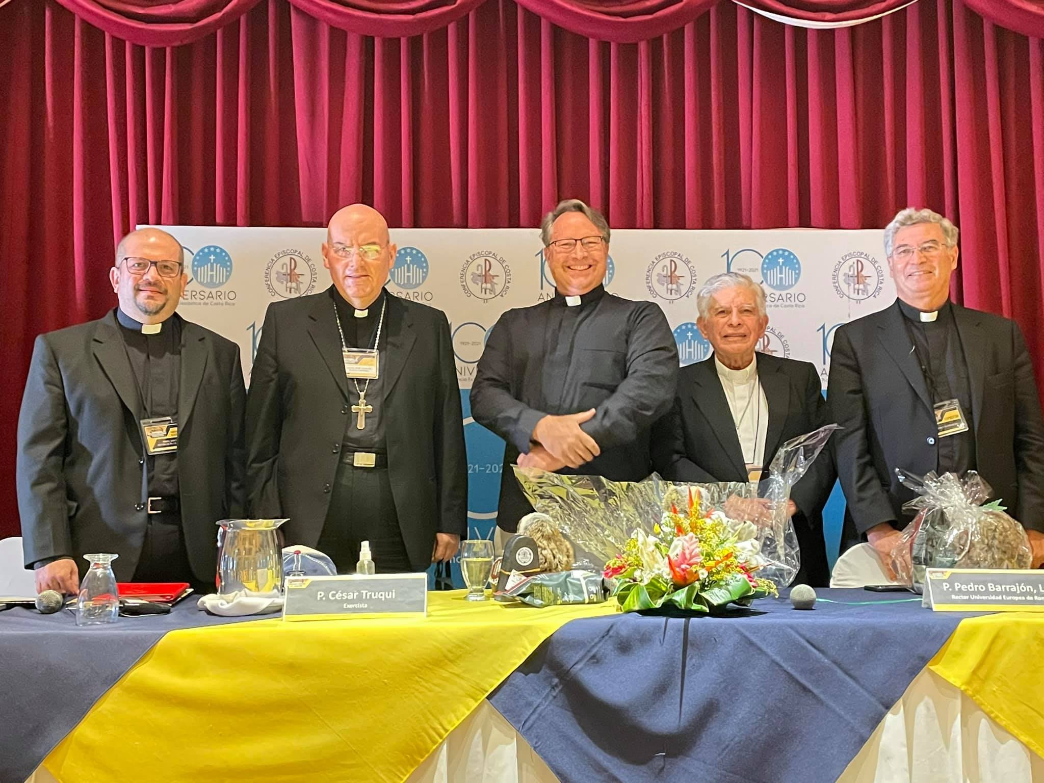 Entre el lunes 21 y el jueves 24 de junio pasado la iglesia católica de Costa Rica hizo historia al realizar por primera vez un Curso Académico sobre Exorcismo y Oración de Liberación. En la foto el padre Javier Peytrequín, monseñor José Manuel Garita, el padre César Truqui de Italia, el arzobispo de San José, monseñor José Rafel Quirós y el padre Pedro Barrajón de España.