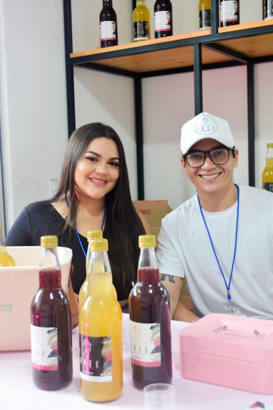 Génesis Solano Márquez tiene 28 años y una determinación que impresiona. Esta joven vecina de San José es la mente, el corazón y las manos detrás de Free Sangría, una marca nacional de bebidas sin azúcar que nació en plena pandemia