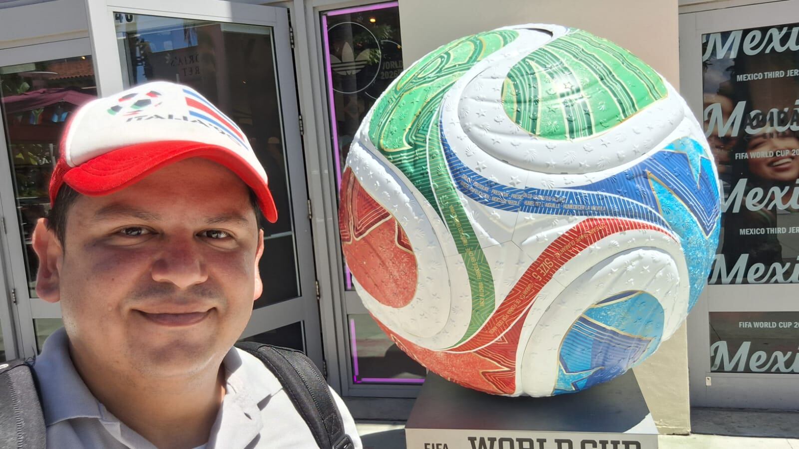 Ronald Villalobos soñó con narrar una Copa del Mundo desde que vio Estados Unidos 1994; con paciencia, insistencia y trabajo, hoy vive el momento más importante de su carrera junto al Pibe Valderrama en Fútbol de Primera que transmite para 200 radios de Estados Unidos.