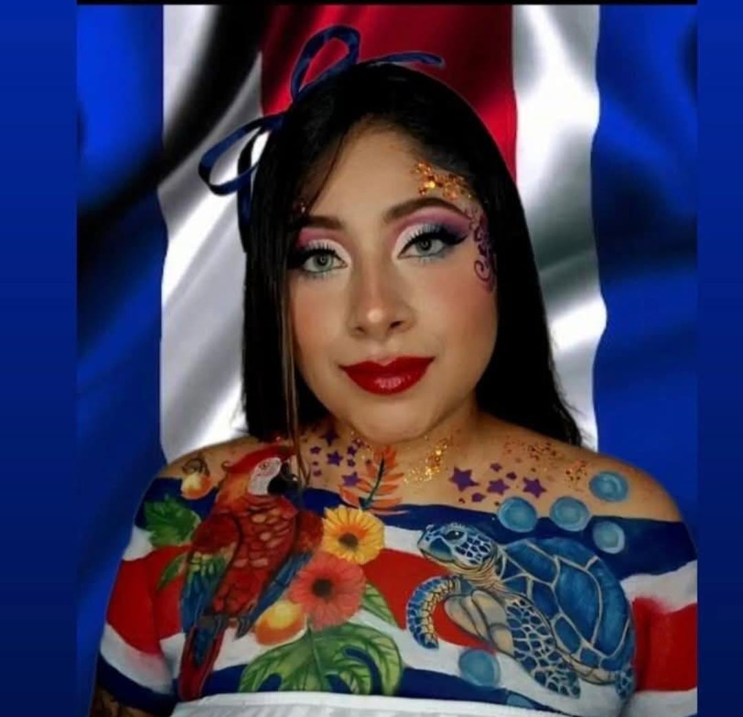 Mariam Fernández se transforma en la payasita Engel para trabajar en fiestas infantiles.