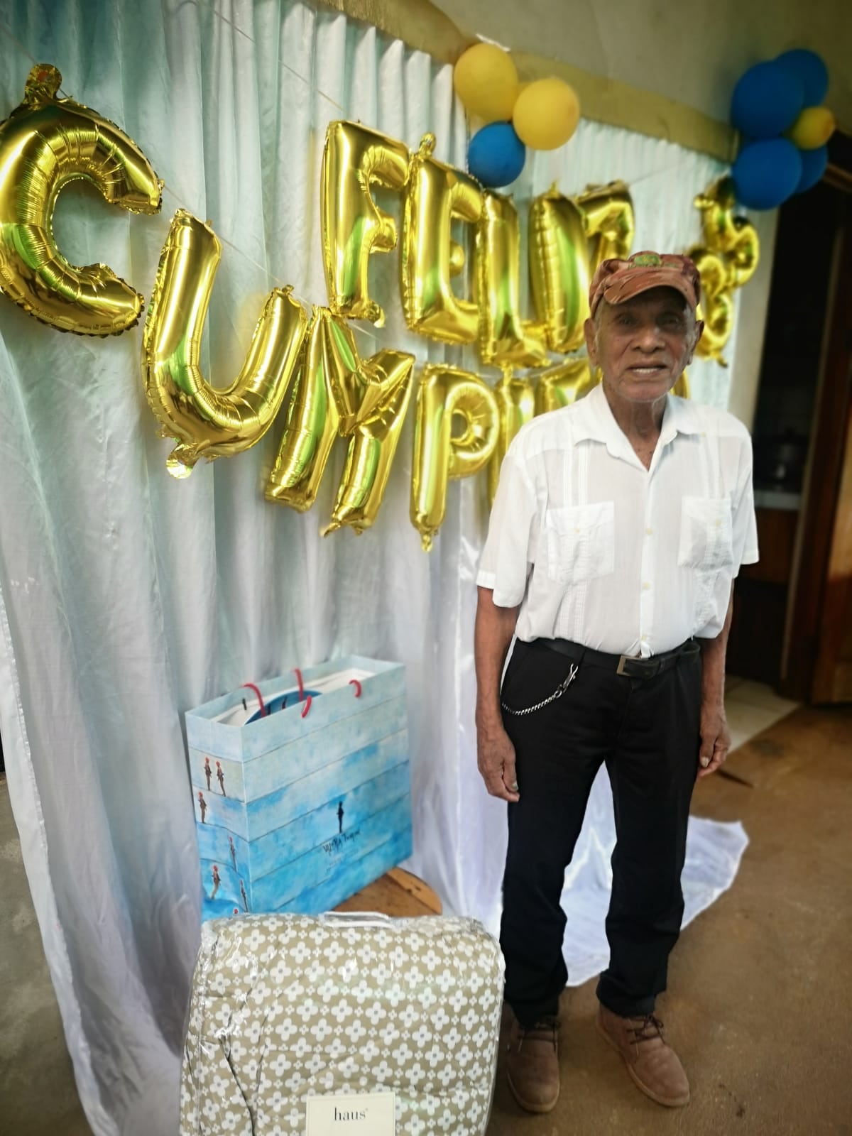 Don José Flores Flores, a sus 115 años es el papá más longevo de Costa Rica que celebrará el 18 de junio del 2023 el Día del Padre. Don José nació el 11 de julio del 2007 en Las Lajas de Cañas, Guanacaste. Desde ya hace un buen pocotón de años vive en Santa Rosa de Pocosol que queda en San Carlos.