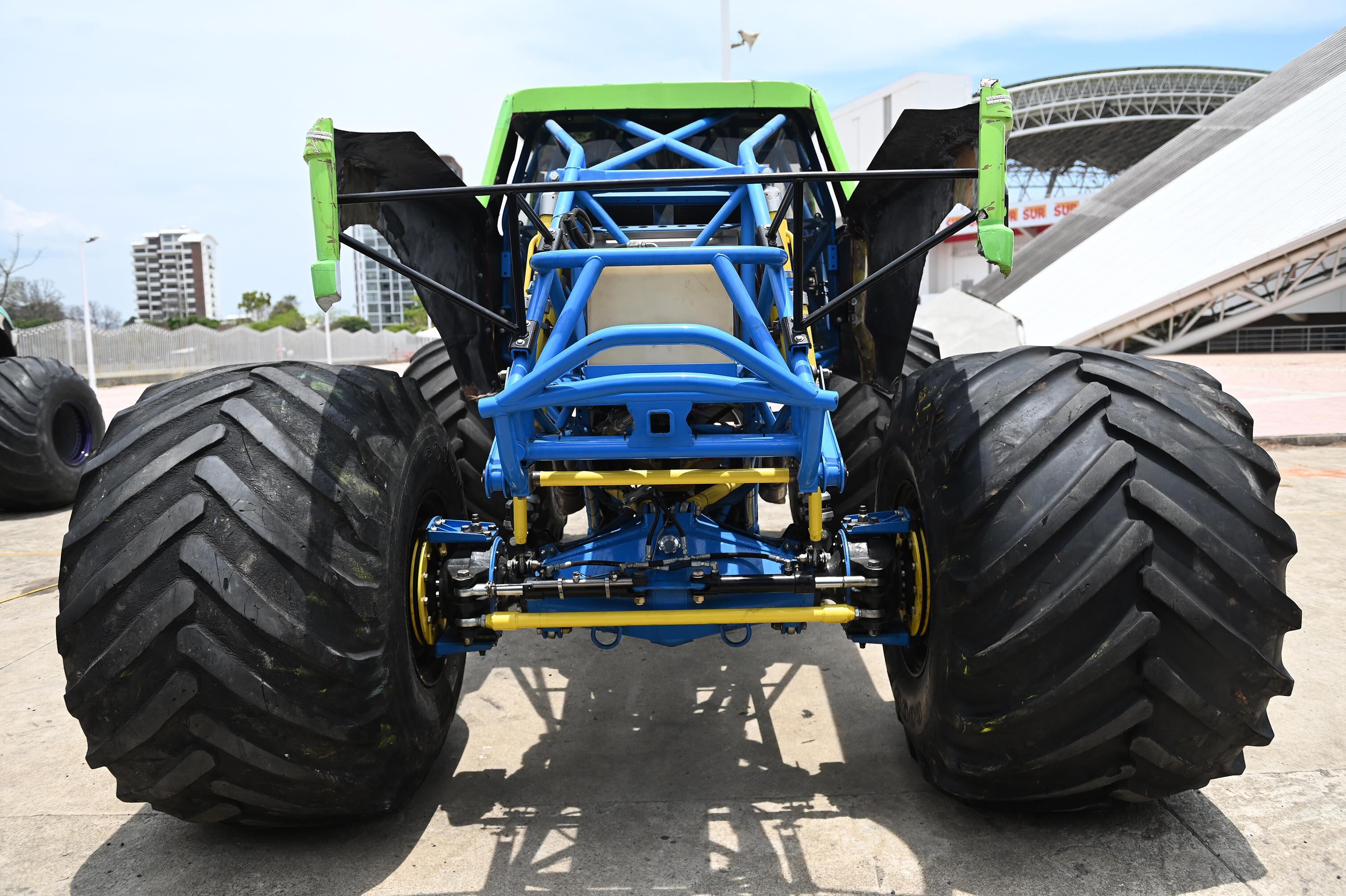 25 de abril del 2025. Estadio Nacional, La Sabana. 10:00 hrs. Preparativos para el show HotWheels Monster Trucks Glow and Fire en la gramilla del Estadio Nacional. Maquinaria pesada realiza movimientos de tierra creando las rampas que los pilotos de monster trucks usarán durante los diferentes shows que ofreceran los días viernes, sábado y domingo de abril. En la foto: Algunos pilotos fueron entrevistados y se documentaron detalles de los vehículos y de los trabajos que realiza la maquinaria pesada. El Danny CR posa para la foto. Foto: Albert Marín. para la Teja.