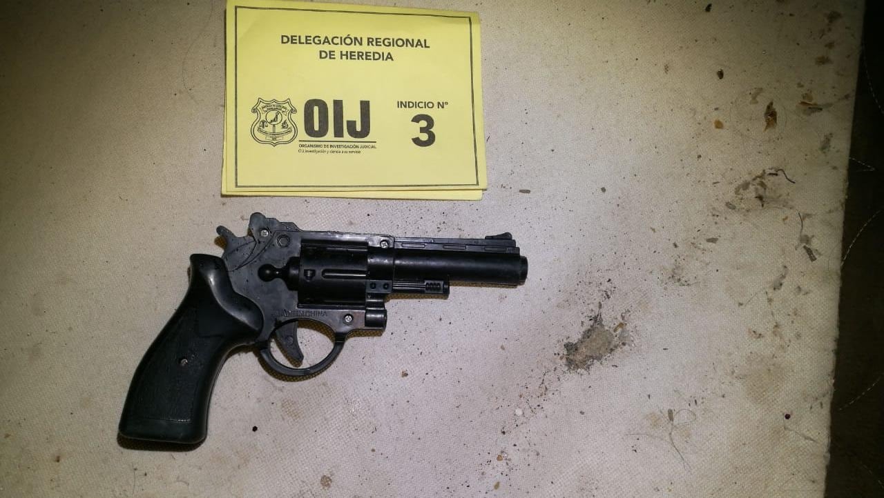 OIJ detiene a dos sospechosos de asaltar a cinco hombres a quienes habrían engañado por medio de app para encuentros sexuales. Foto OIJ.