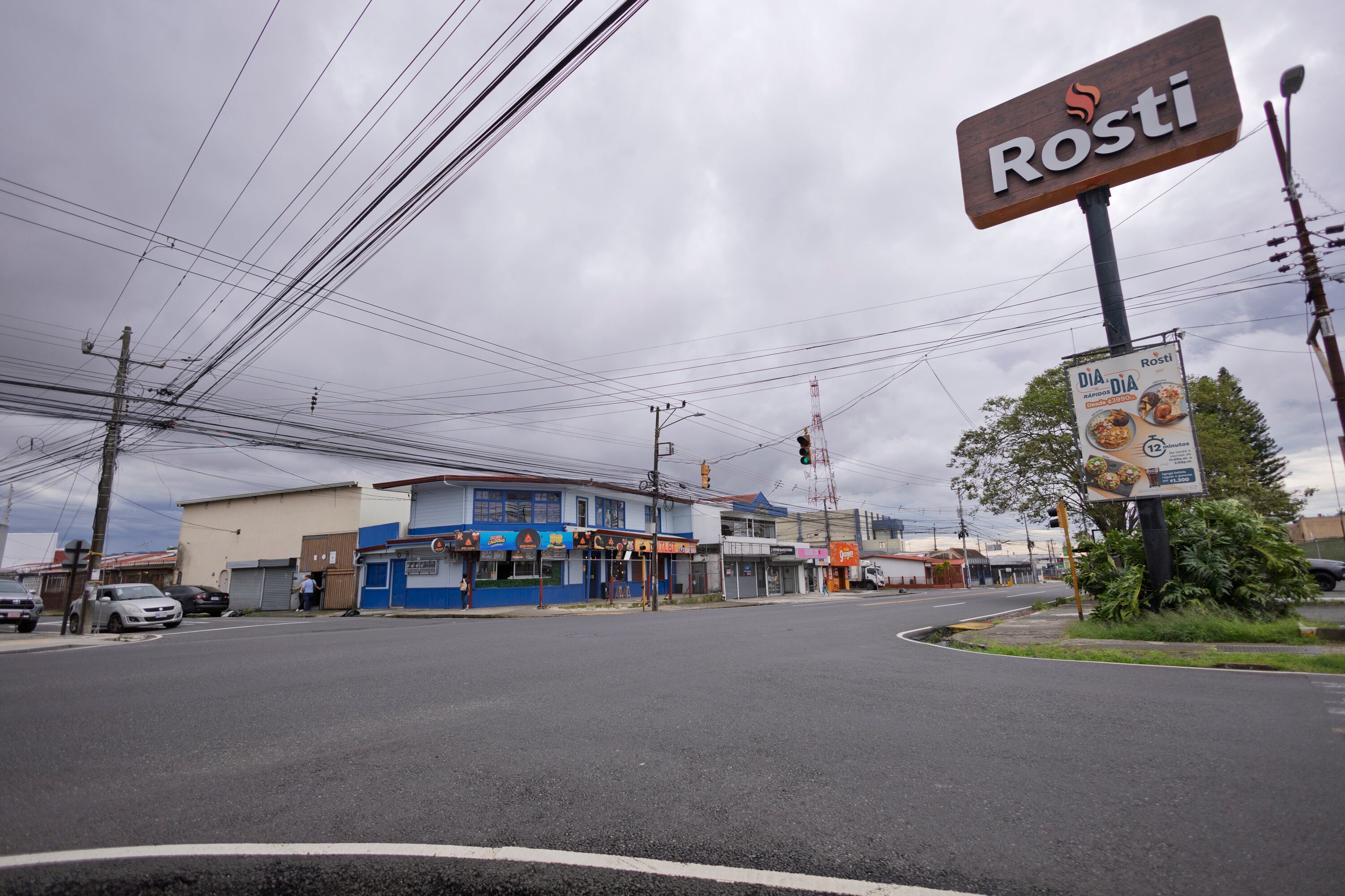 28/08/2025, San José, Tibas, paso peatonal frente a Roti Pollos en la Florida de Tibas.