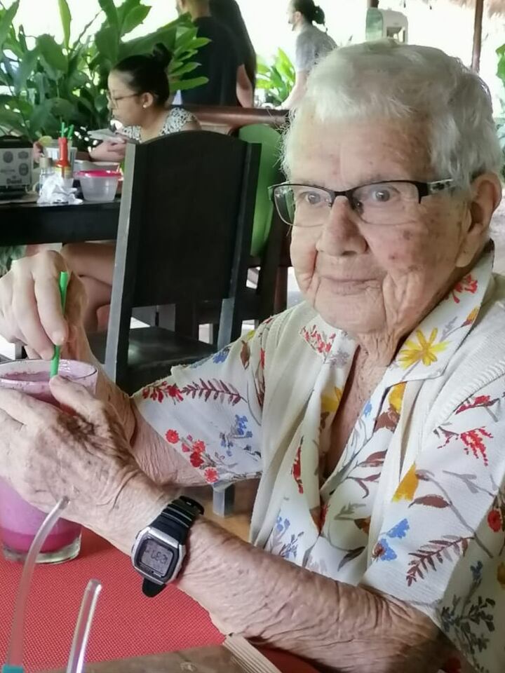 María de los Ángeles Campos Villalobos, la Niña Marielos, nació el 2 de noviembre de 1921 y este 2021 celebró sus 100 años; es una educadora muy querida por exalumnos y vecinos de San Isidro de Heredia.