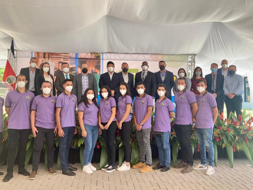 La Educación dual, que mezcla el aprendizaje en las aulas con la demostración de ese aprendizaje en una empresa, arrancó el curso lectivo 2022, según confirmó el ministerio de Educación (MEP).