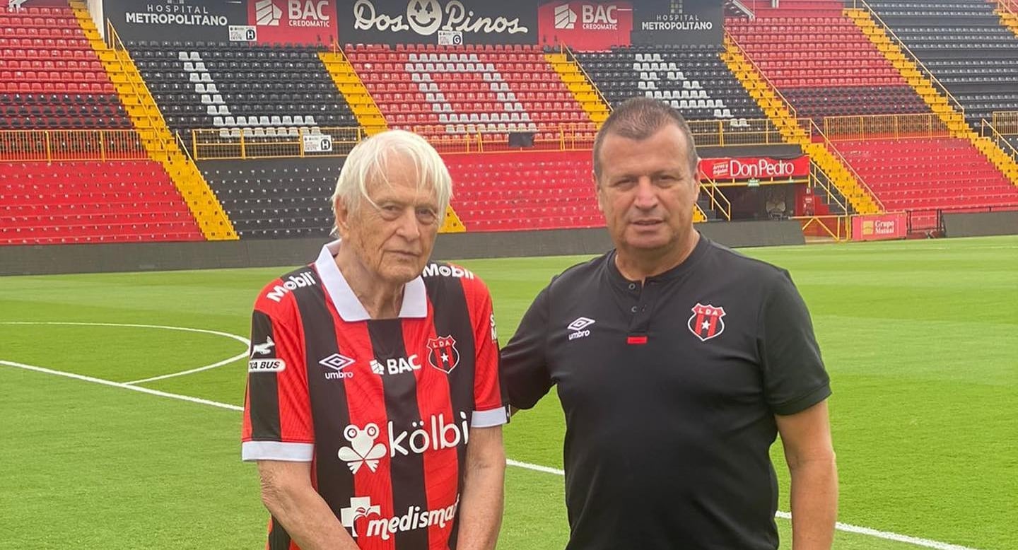 Iván Mraz se puso con orgullo la camisa de franjas rojas y negras de Alajuelense.