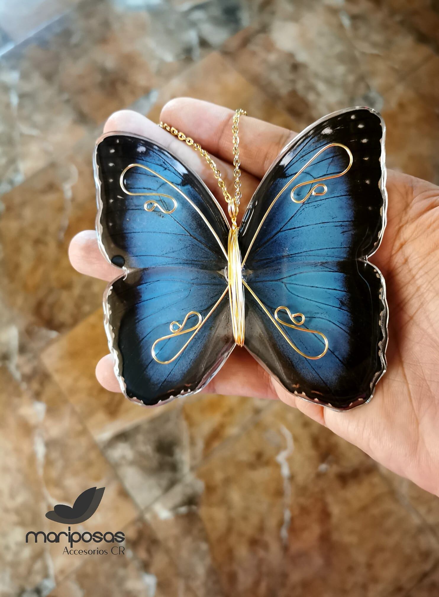 don Danilo Rodríguez y doña Mónica Rodríguez, un matrimonio sarchiceño que de la noche a la mañana tuvo que cerrar lo que fue su fuente de ingresos durante 14 años el Mariposario Sarchí. Ahora hacen joyería con alas de mariposas.