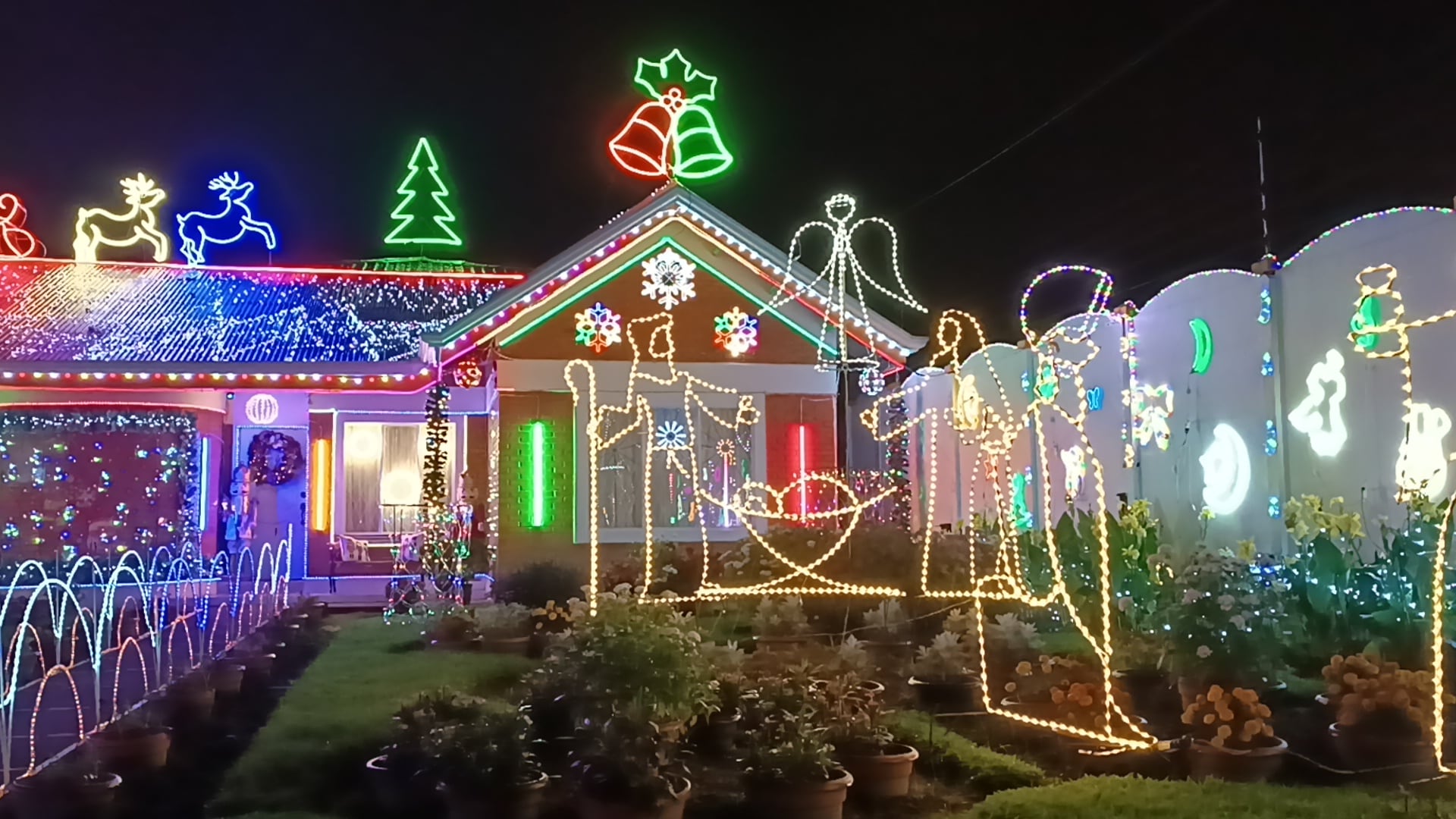 Casa navideña luminosa