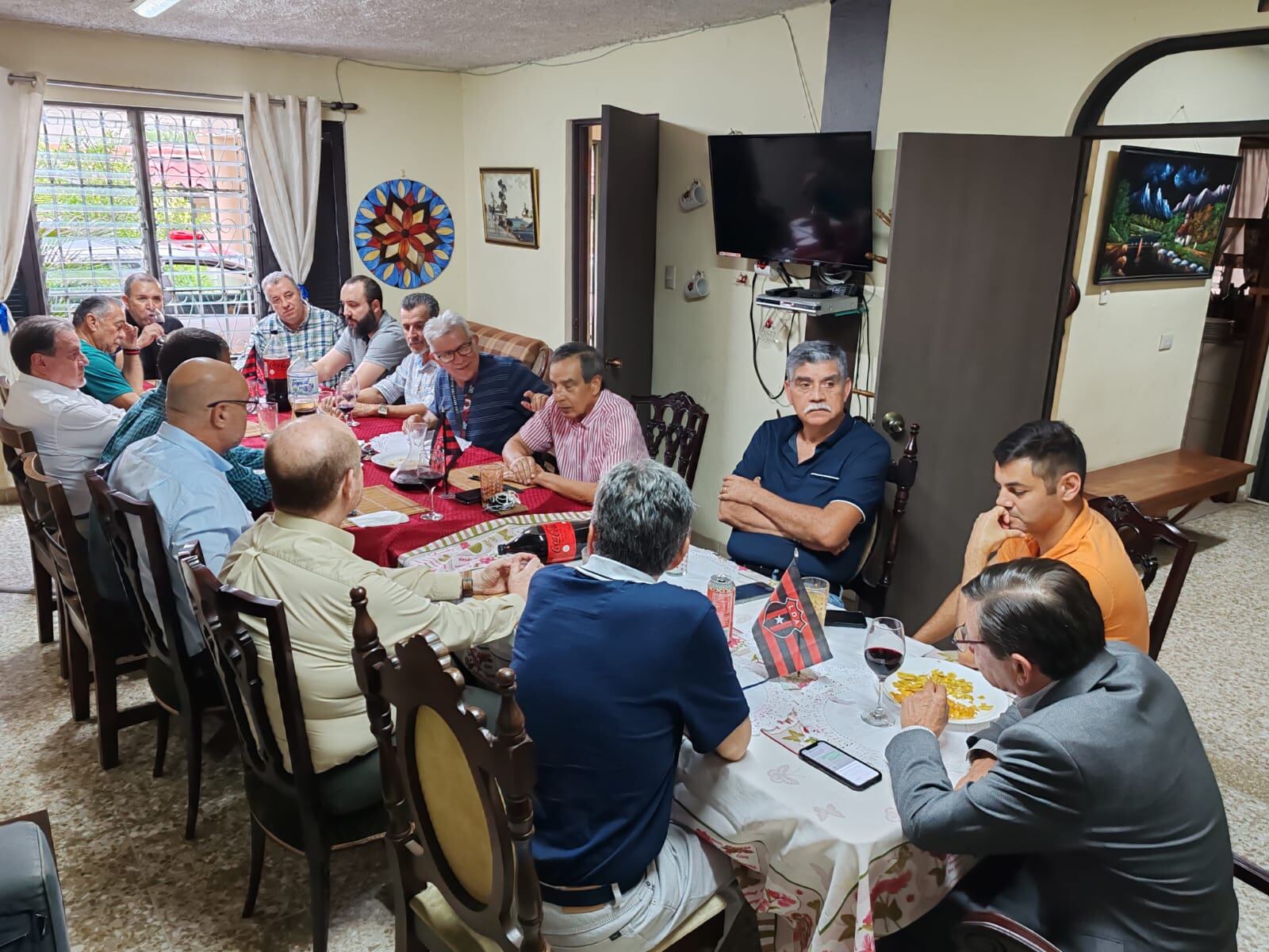 Varios integrantes del movimiento Transparencia Rojinegra se reunieron este 31 de mayo.