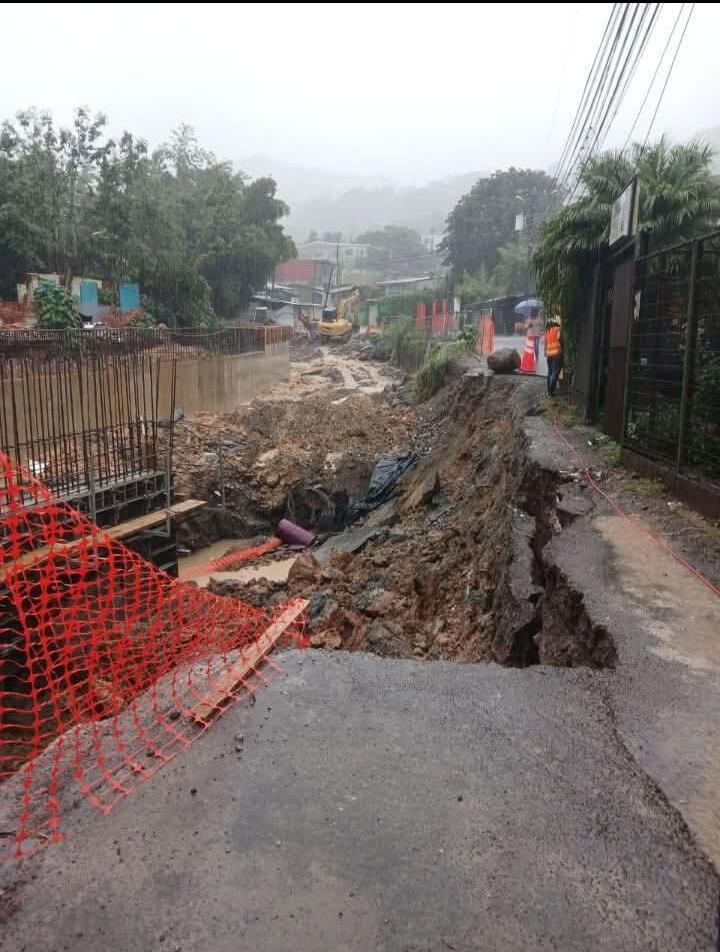 Los fuertes aguaceros de la tarde de este lunes 19 de mayo, dejaron incomunicado el barrio Santa Lucía en Salitrillos, Aserrí, San José. Foto: Israel Barrantes para La Teja