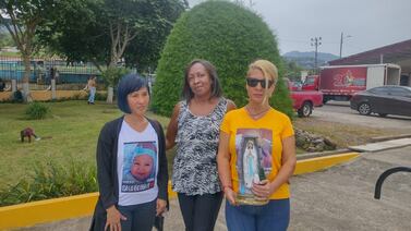 Bebé robada: Limonense madrugó para llegar a misa y llevar un presente en nombre de Keibril