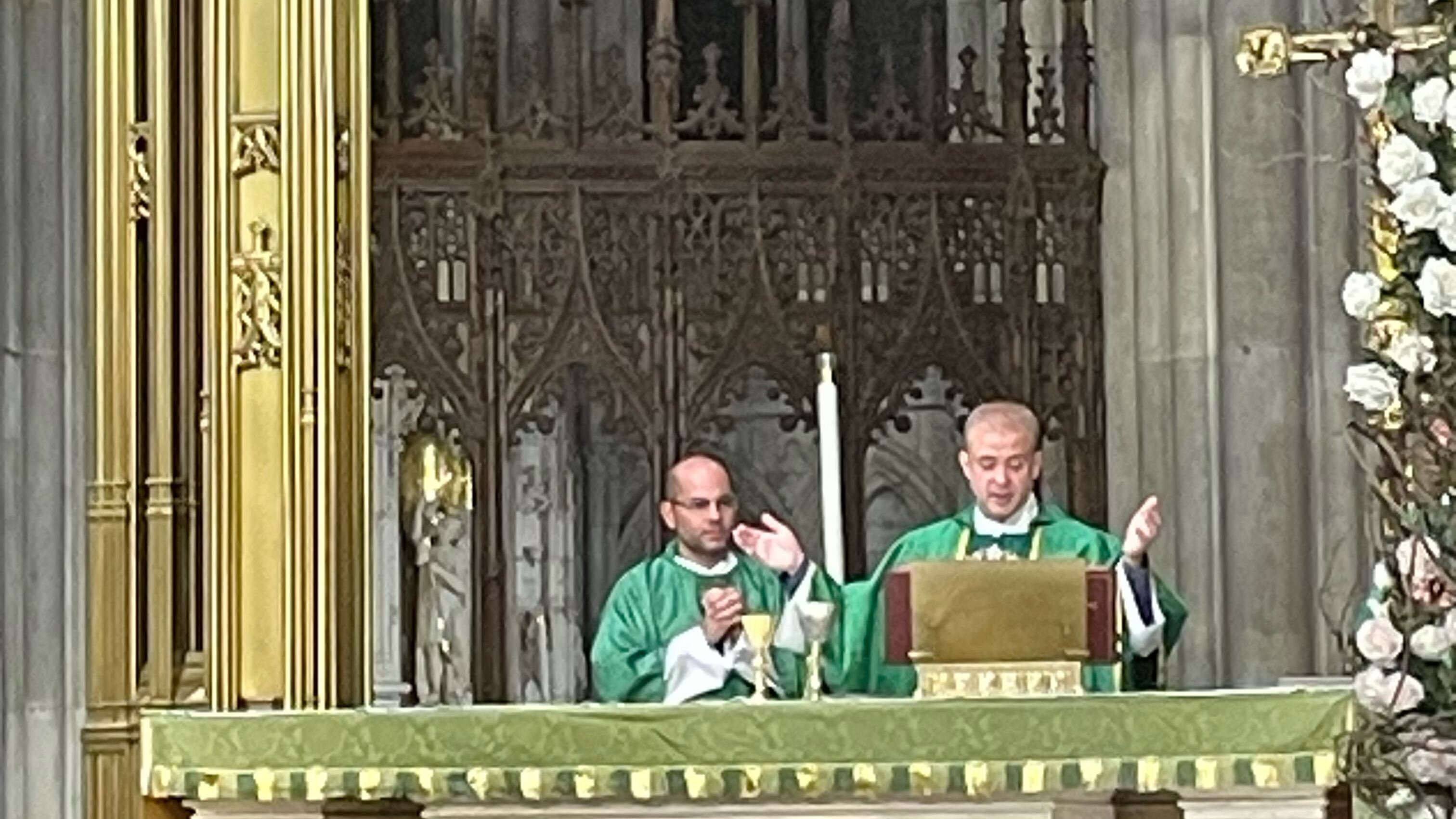 El padre Jairo Francisco Cordero Artavia, cura párroco de la parroquia de Santa Bárbara de Heredia va rezando el rosario mientras corre los 42 kilómetros y 195 metros de una maratón