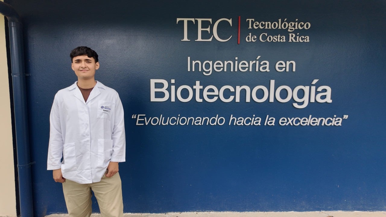 En Barranca de Naranjo, un pueblito escondido en la parte alta de la zona rural alajuelense, donde se respira olor a zacate fresco y la noche se ilumina con estrellas, nació y creció Samuel Villalobos Vargas quien estudia Ingeniería en Biotecnología y está a punto de hacer algo histórico: es el primer estudiante de su carrera y del TEC que irá a realizar su trabajo final de graduación al Instituto Karolinska, en Suecia, donde se define el Premio Nobel de Medicina