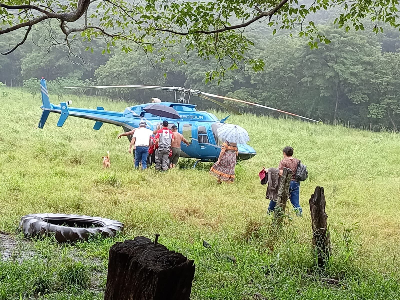 Don José Flores Flores, la persona más longeva del planeta con 117 años cumplidos, quien es vecino de Guanacaste, tuvo que ser trasladado en helicóptero por las fuertes lluvias que cayeron en la zona y él lo disfruto mucho