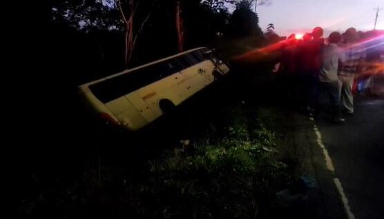 Vuelco bus en Los Chiles. Foto Cruz Roja.
