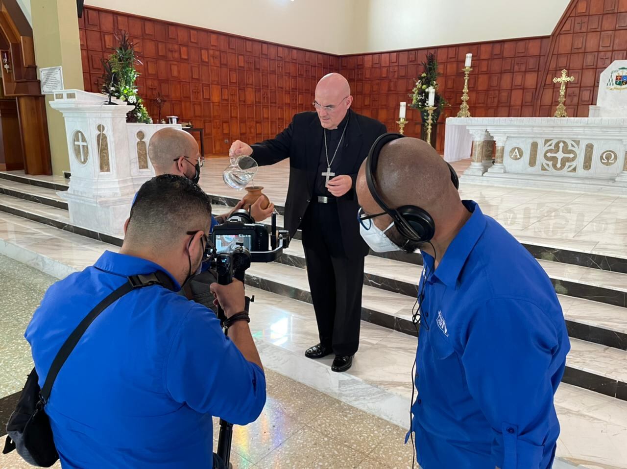 Mauricio Sandino Chavarría, vecino de Aserrí y de 40 años, realizó una especie de romería nacional para recoger las peticiones del pueblo y ponerlas a los pies de La Negrita.