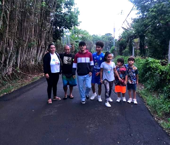 Juan Diego Hidalgo Rojas es un artesano de Grecia. Nació con 3 dedos menos en las manos.