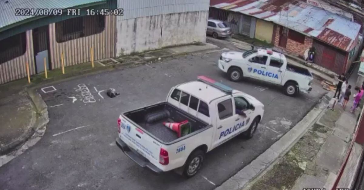 Un video de una cámara de seguridad captó el momento en que cuatro oficiales de Fuerza Pública, a bordo de dos unidades, arrollaron a un perrito que se encontraba recostado en una calle sin salida en Guadalupe de Goicoechea, San José. Los policías involucrados en el hecho ocurrido esta tarde fueron puestos a la orden del Ministerio Público en la Fiscalía de Flagrancia, según confirmó Marlon Cubillo, director de Fuerza Pública. (Foto: captura de pantalla del video de seguridad)