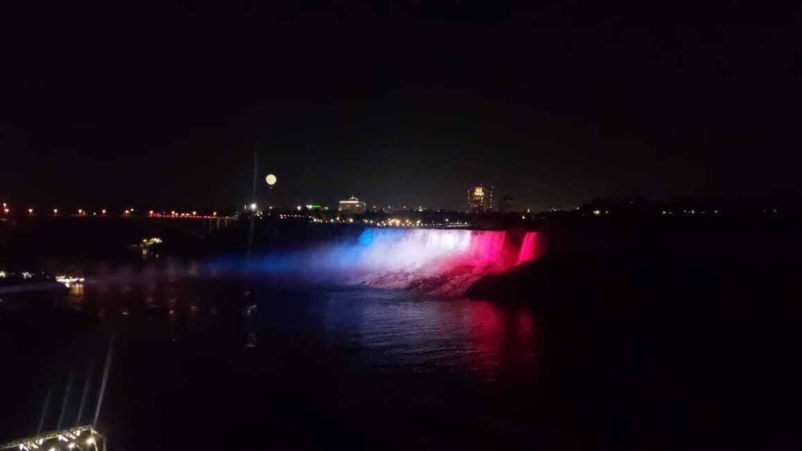 Los emblemáticos colores azul, blanco y rojo embellecieron las aguas de las cataratas. Crédito: Ministerio de Relaciones Exteriores.