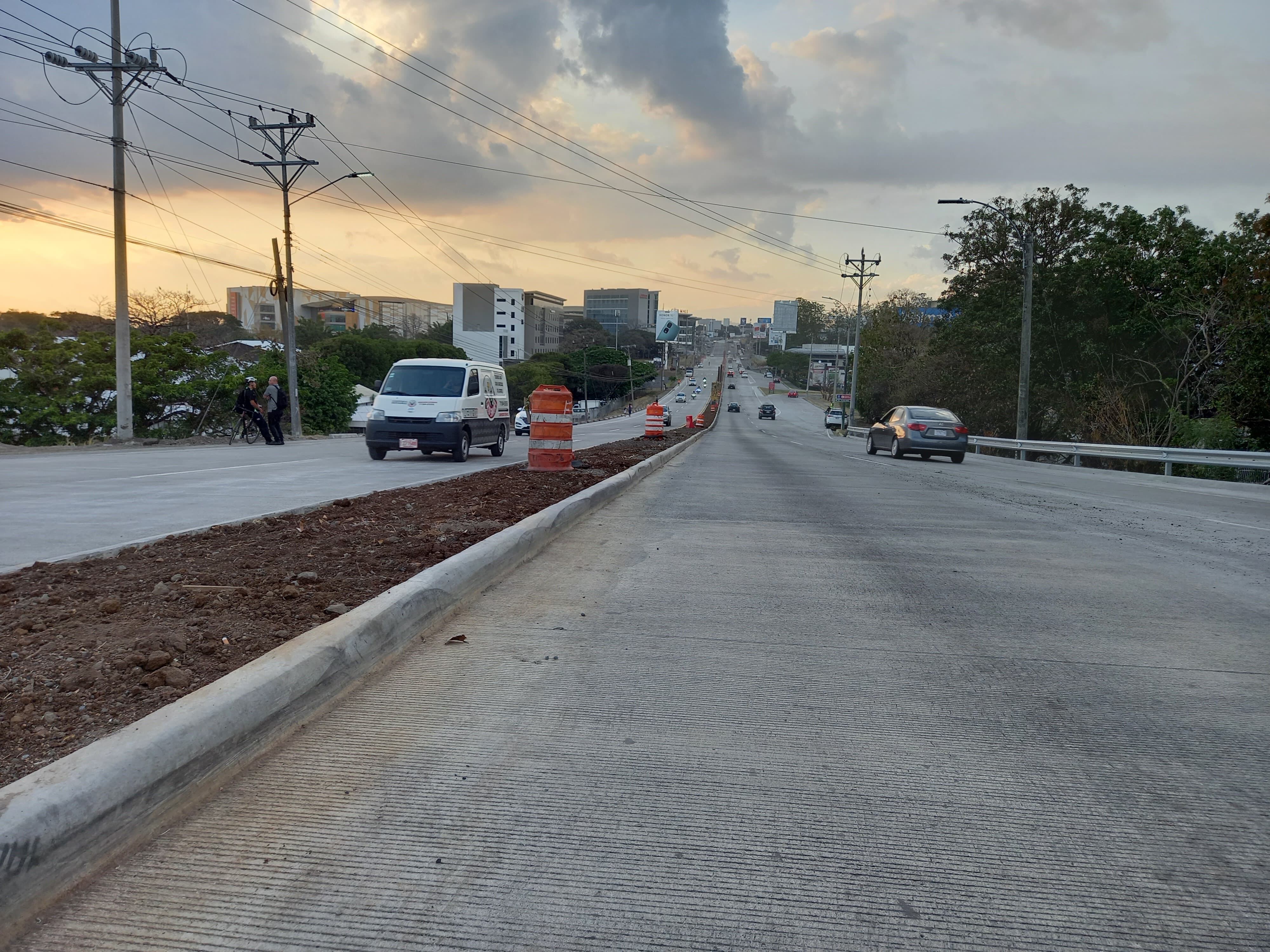 Los carriles de salida de la radial de Alajuela fueron habilitados este jueves luego del cambio de losas. Foto: MOPT