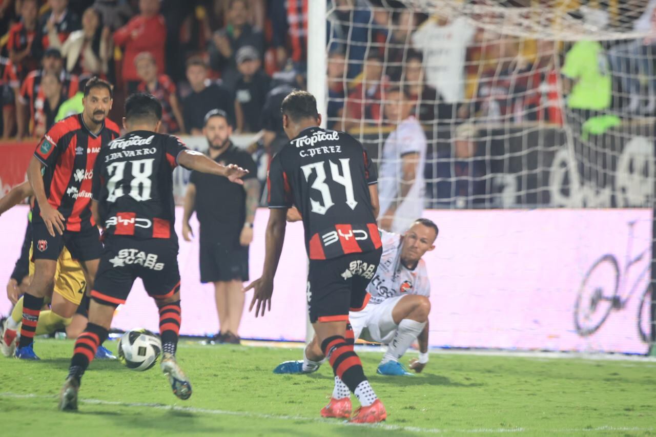 Juego entre liga vs Puntarenas por el segundo partido de la semifinal / foto Rafael Pacheco