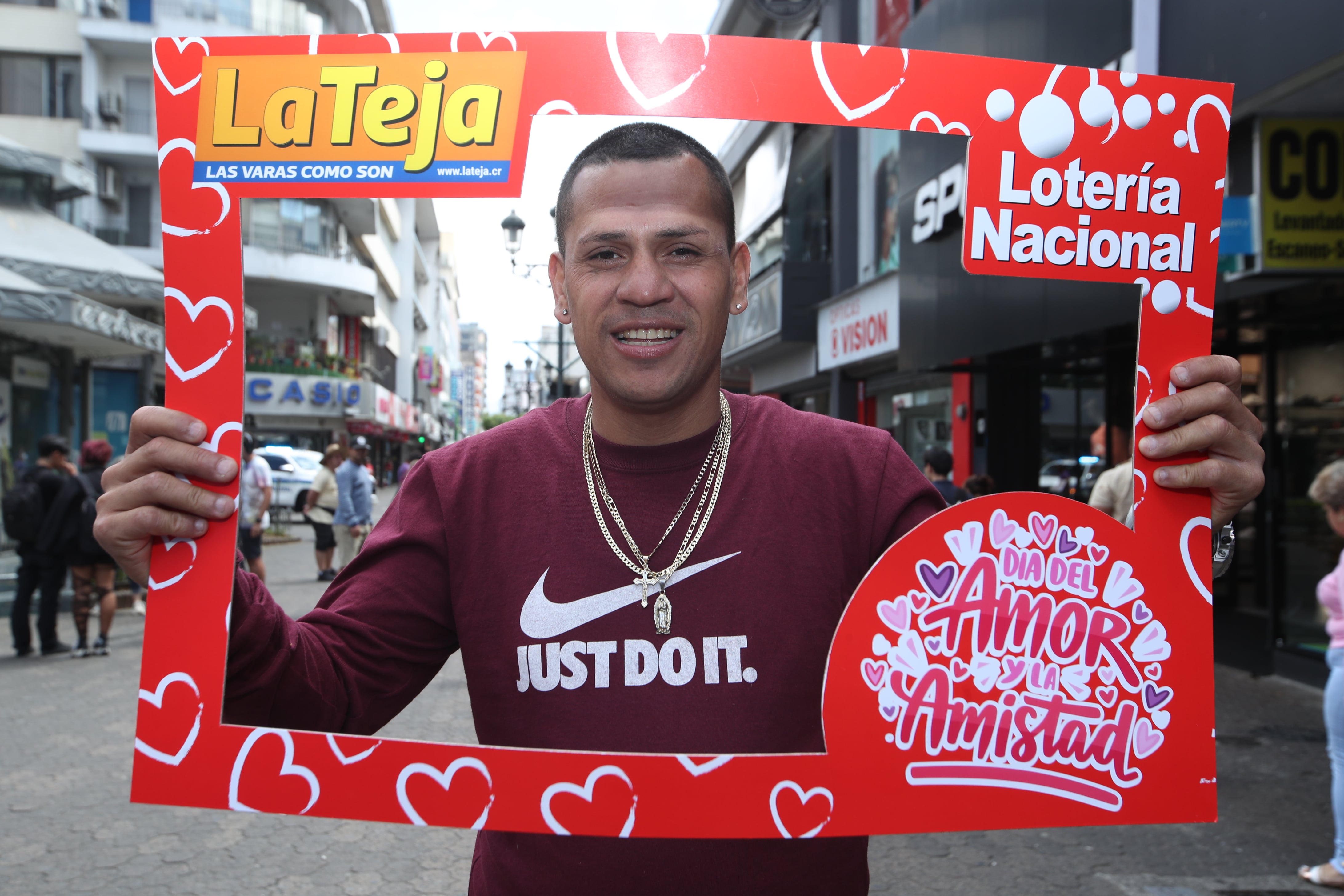 14/02/2024/ recorrido con La Teja donde los josefinos envían saludo especial por medio de las redes sociales de La Teja con un marco alusivo a san Valentín/ foto John Durán