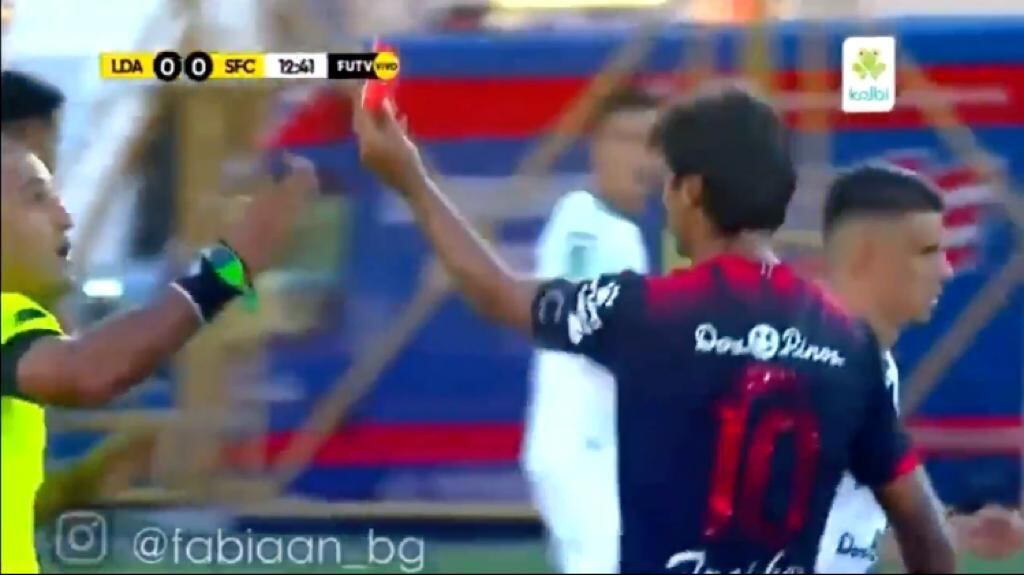 Bryan Ruiz le muestra la roja a Pedro Navarro