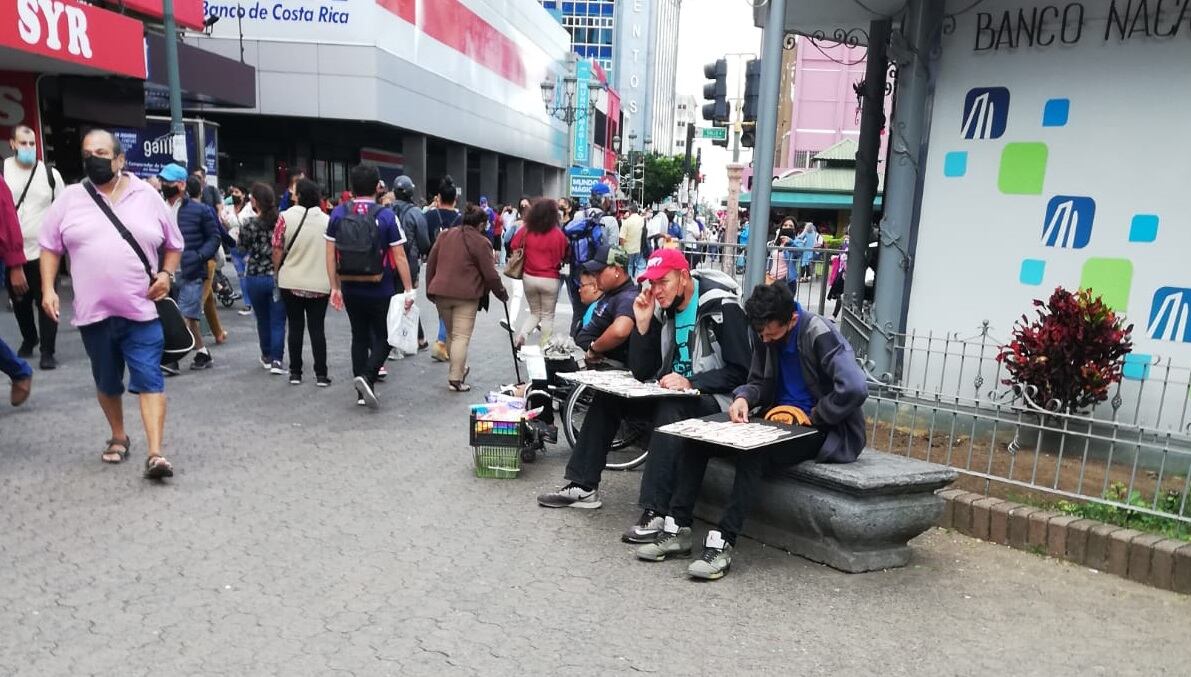 La muerte, el pasado 12 de diciembre, del cantante mexicano de rancheras, Vicente Fernández, provocó que la gente se tirara a la calle a buscar el número 81, edad a la que falleció el artista y eso lo aprovechan los vendedores y revendedores de lotería para cobrara de 4 mil colones para arriba por pedacito del 81