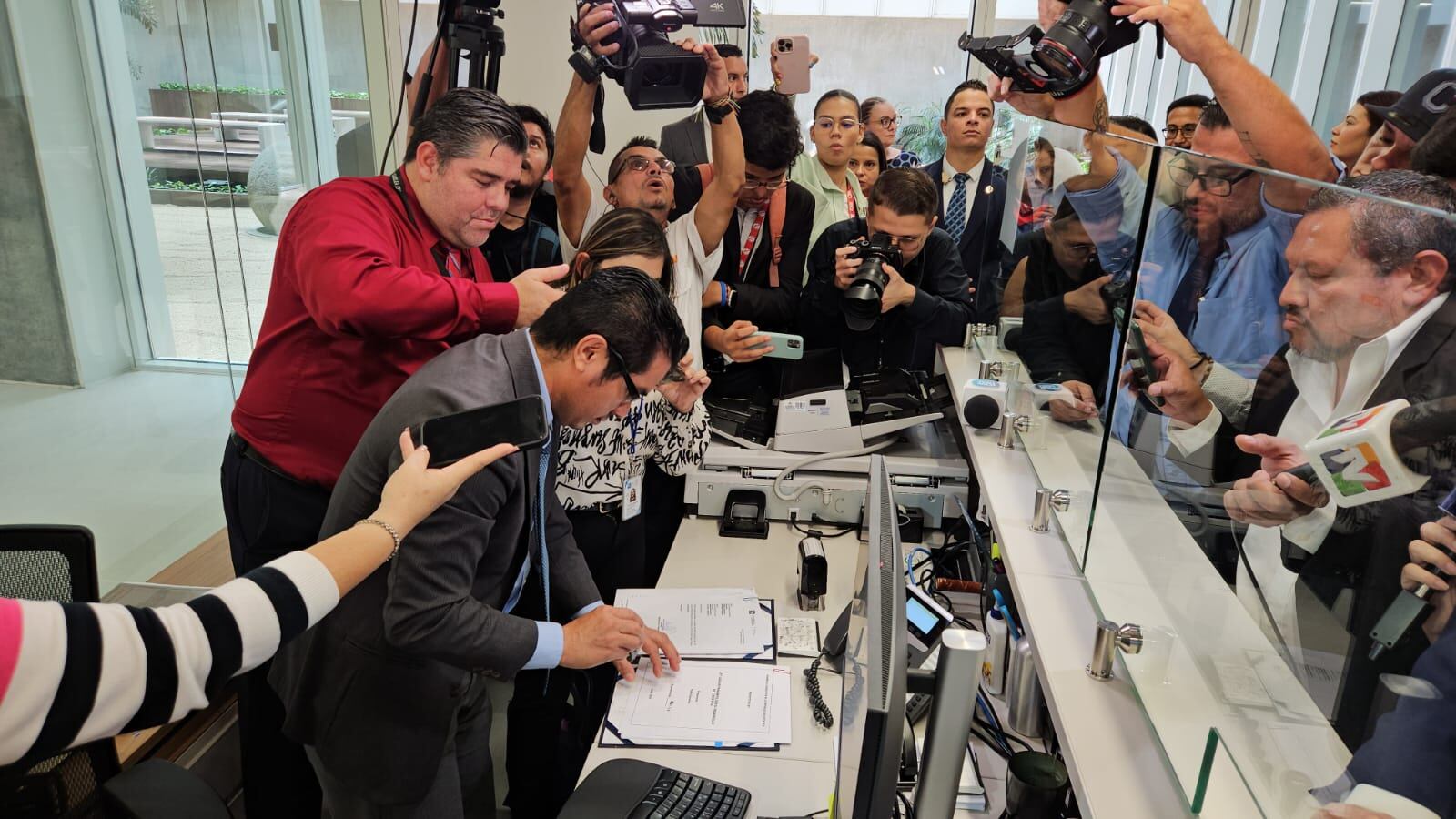 Rodrigo Chaves llegó a la Asamblea Legislativa para presentar un proyecto de ley sobre el referéndum