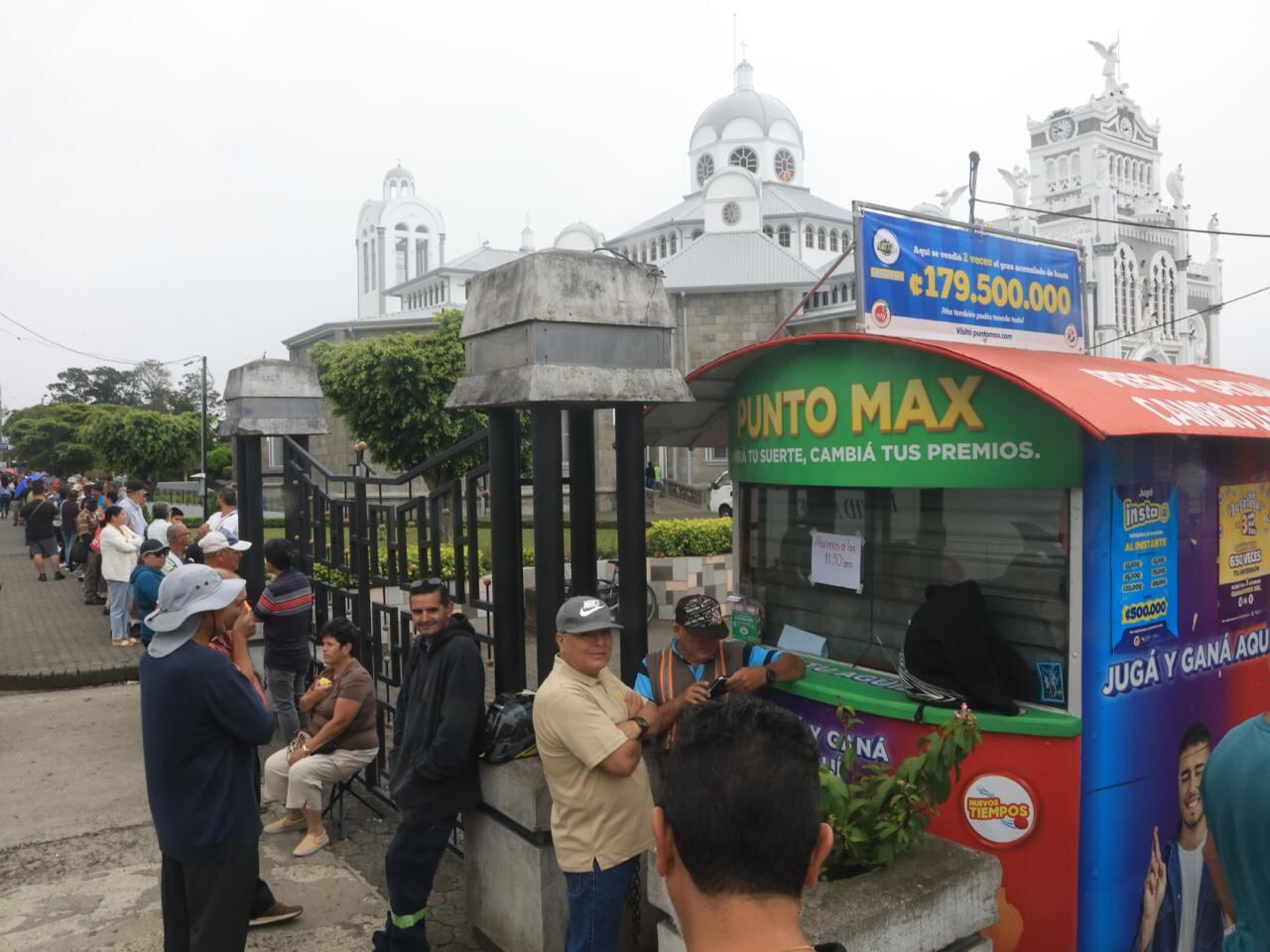 Decenas de compradores hacen filas en los alrededores de la Basílica de los Ángeles para comprar lotería.