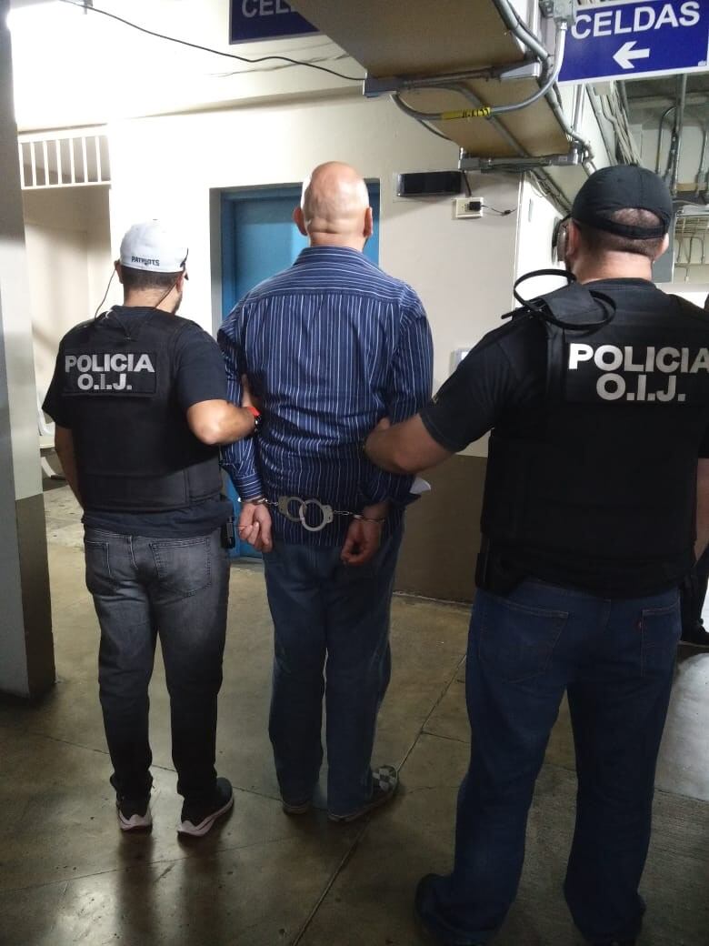 Detienen a tres hombres y una mujer como sospechosos de cometer estafas con la falsa venta de una propiedad en Guanacaste. Foto OIJ.