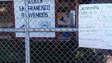 Papás botan el tapón y cierran los portones de escuela en Heredia