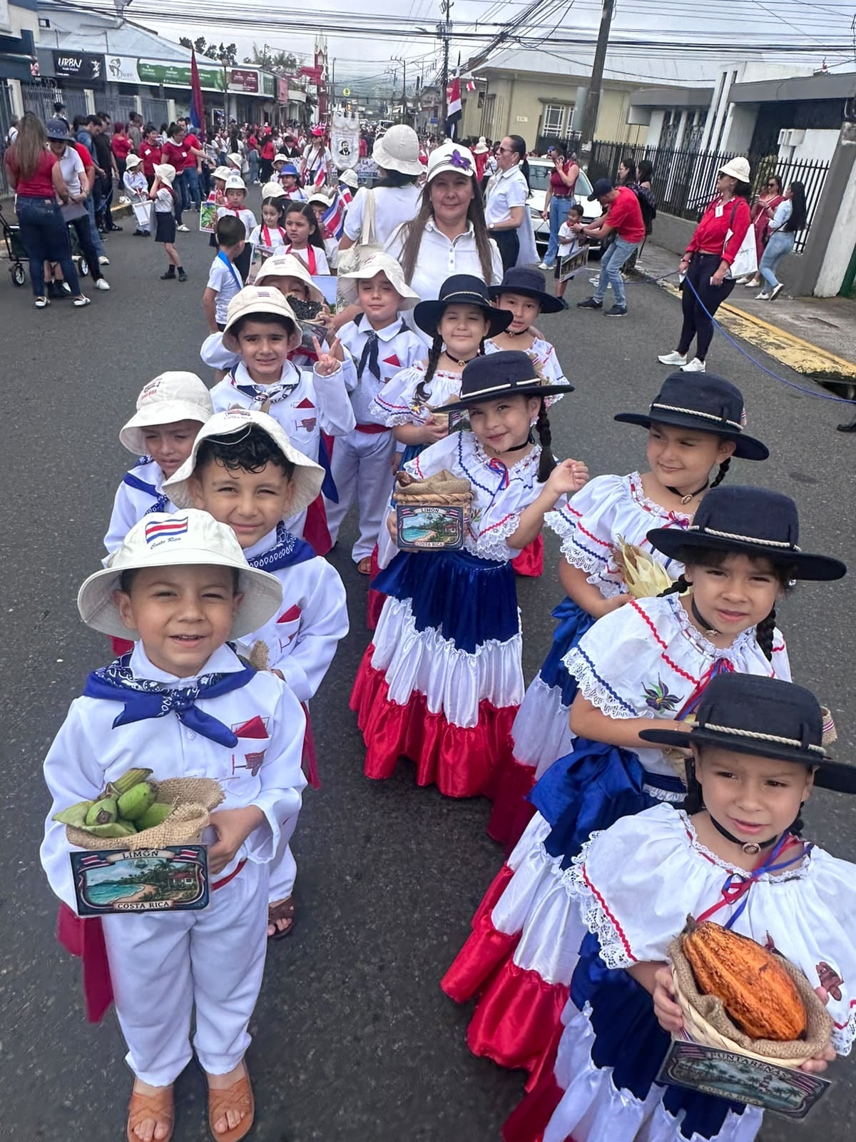 Niños de Cartago desfilan por la patria con un mensaje muy claro por la paz