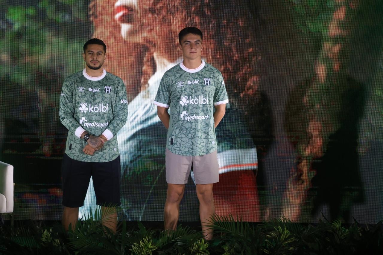 Rónald Matarrita y Santiago van der Putten exhiben la nueva camisa de Liga Deportiva Alajuelense, un homenaje al Parque Nacional Volcán Poás.