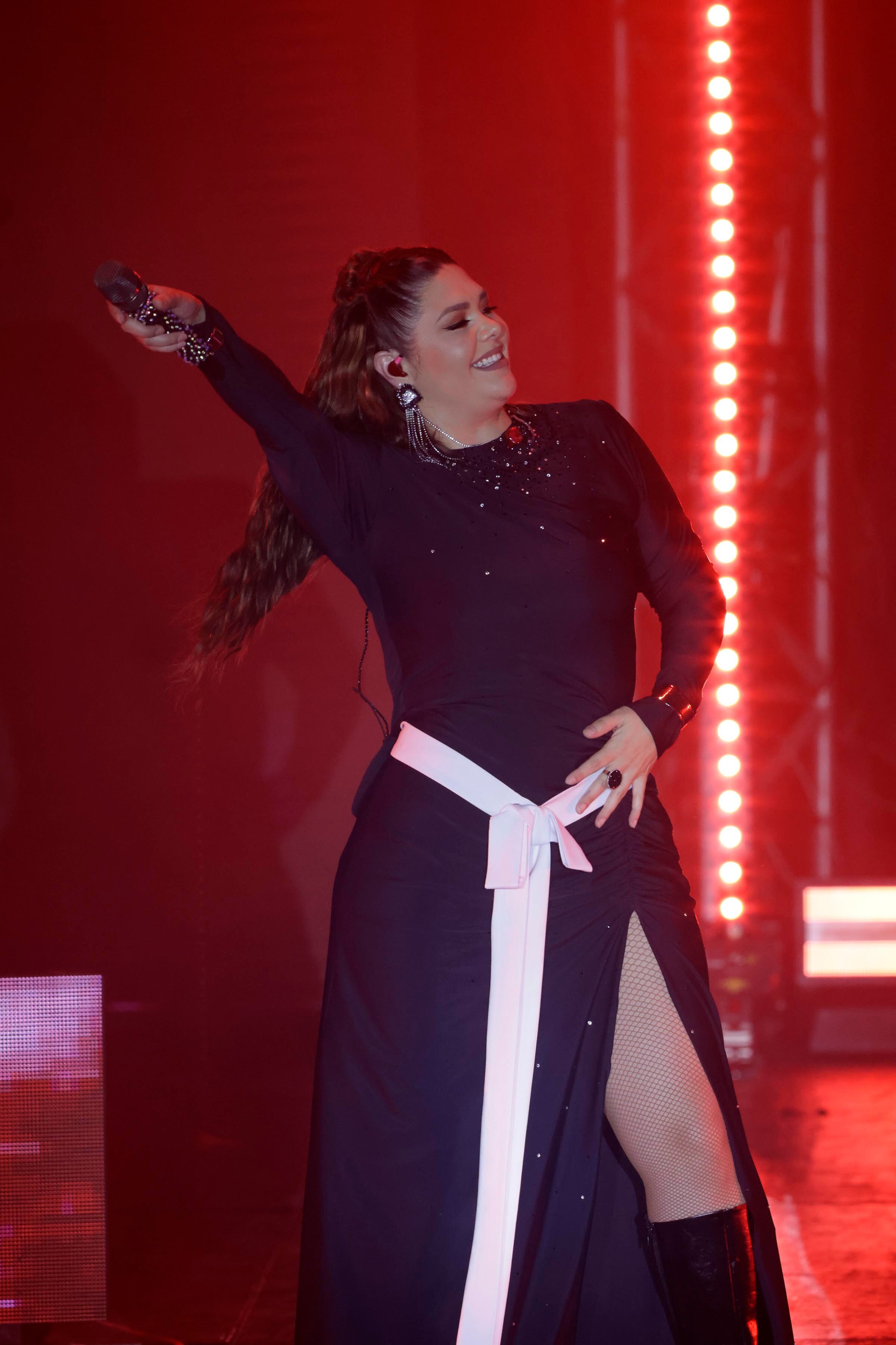 Yuridia canta ante miles de costarricenses