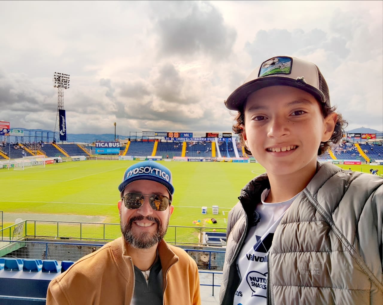 Al periodista Juan Manuel Vargas le preocupa la cantidad de lesionados con el que Cartaginés jugará la serie ante el Olimpia. Acá con su hijo Mathías. Cortesía.