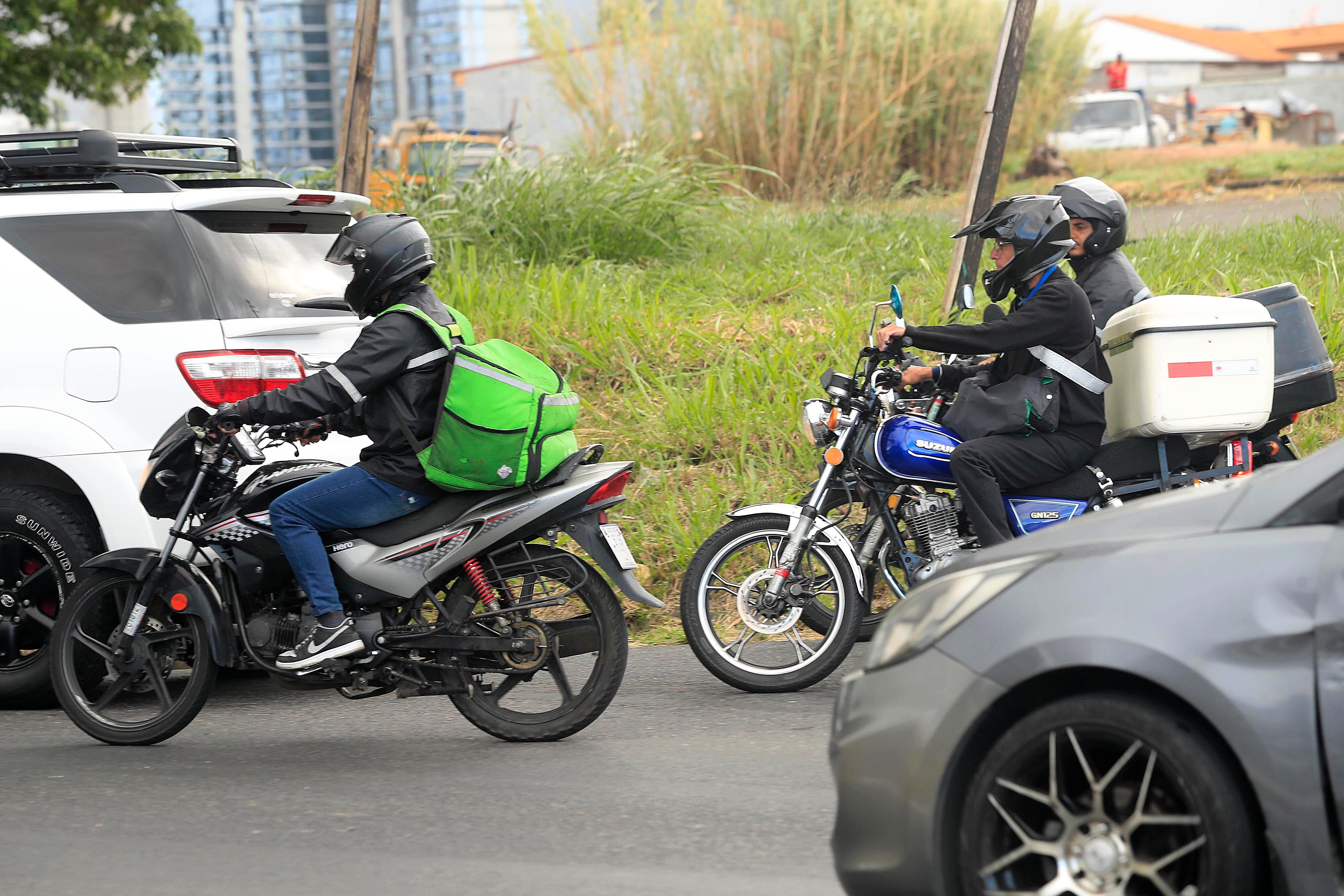 14/12/2023 Circunvalación norte. Motociclistas realizando el servicio de delivery o reparto a domicilio.