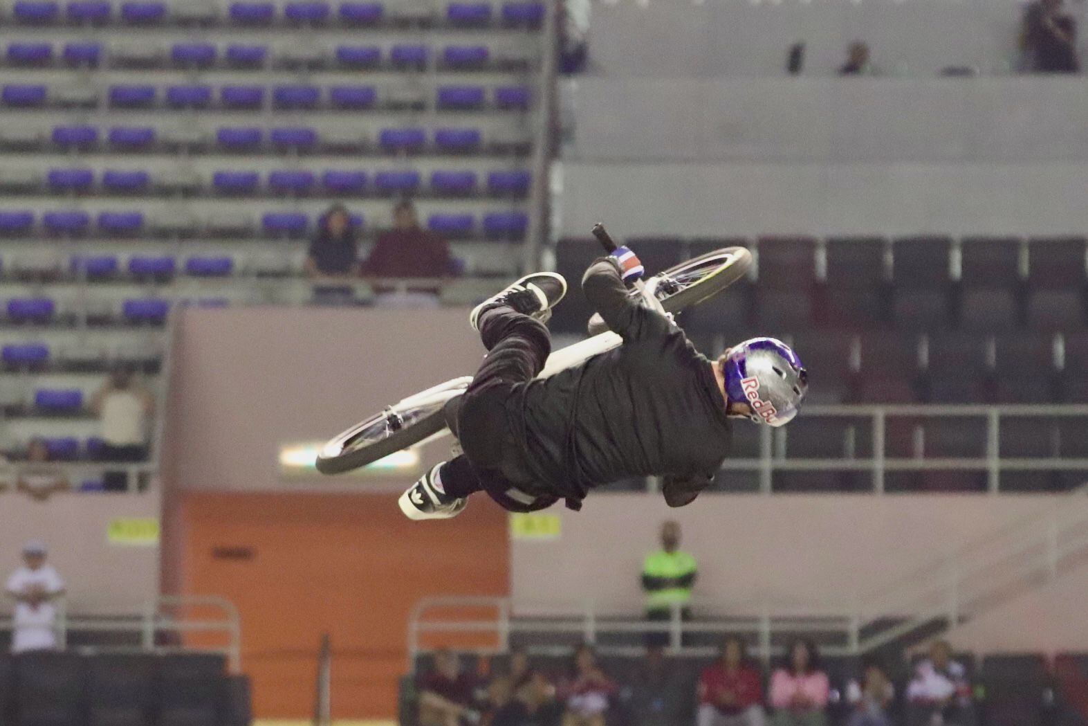 El ciclista olímpico Kenneth Tencio se cayó horrible la noche del 15 de marzo del 2025 durante los XKnights