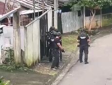 Policías detenidos como sospechosos de ayudar a banda en robo millonario