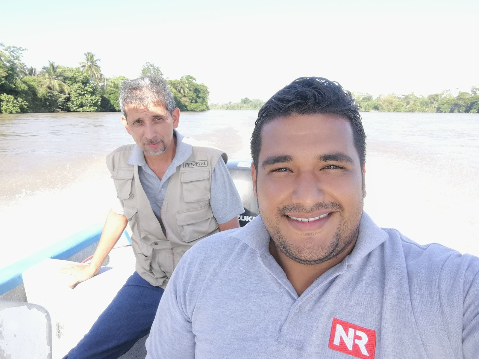 Gustavo Díaz y Rigoberto Arias Rodríguez, conocido cariñosamente como Chaguites, el camarógrafo que quiso como a un papá. Foto: Gustavo Díaz para La Teja