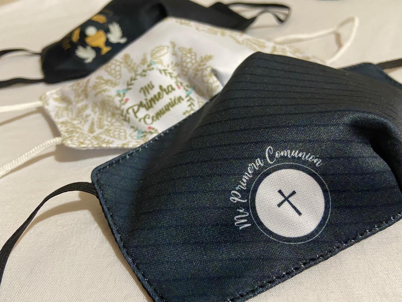 dos amigas, Mariamalia Campos y Mónica Murillo, hacen mascarillas con motivos religiosos