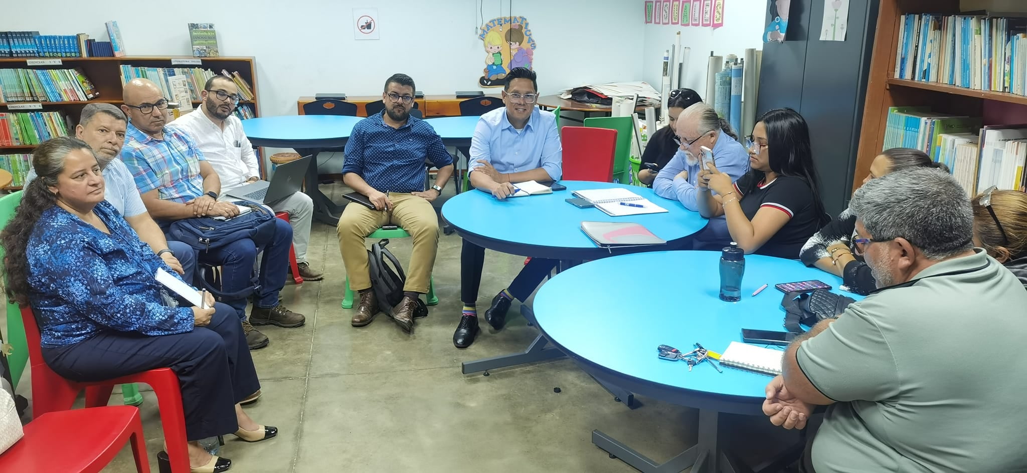 En este momento Juan Manuel Quesada, presidente de AyA junto a su equipo de trabajo se encuentra en Hatillo reunido con líderes comunales para explicarles las acciones inmediatas que se están tomando a corto, mediano y largo plazo para mejorar el abastecimiento de agua.