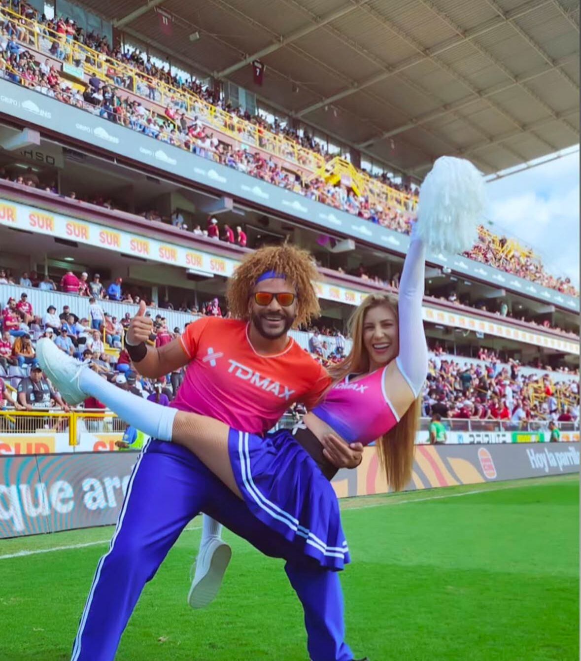 Mimi Ortiz y bailarín tico