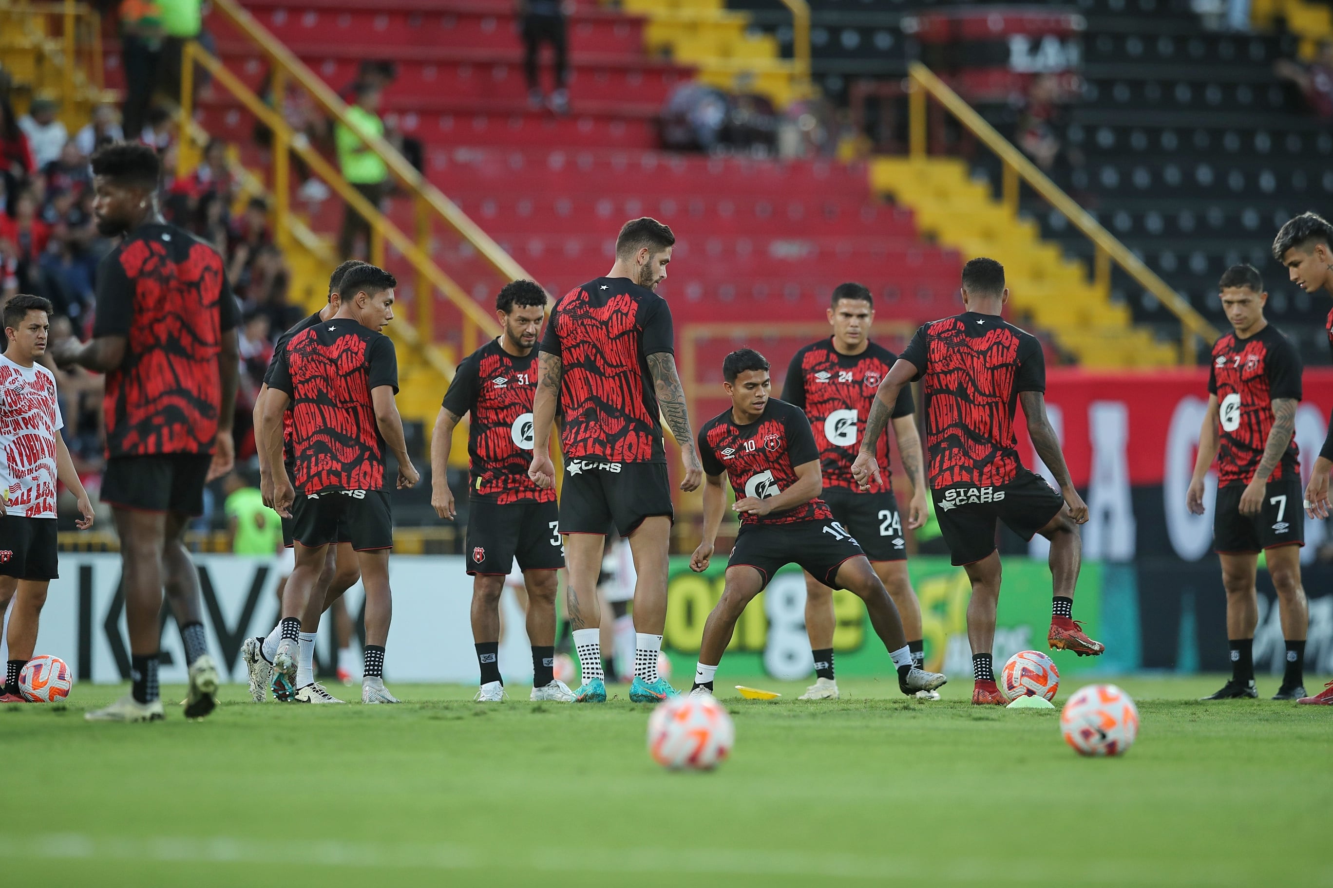 12/03/2024/ juego de vuelta entre Liga Deportiva Alajuelense vs New England Revolution por la CONCACAF Champions Cup en el estadio Alejandro Morera Soto donde el técnico Alexandre Guimarães vuelve al fútbol de Costa Rica dirigiendo a la Liga / Foto John Durán