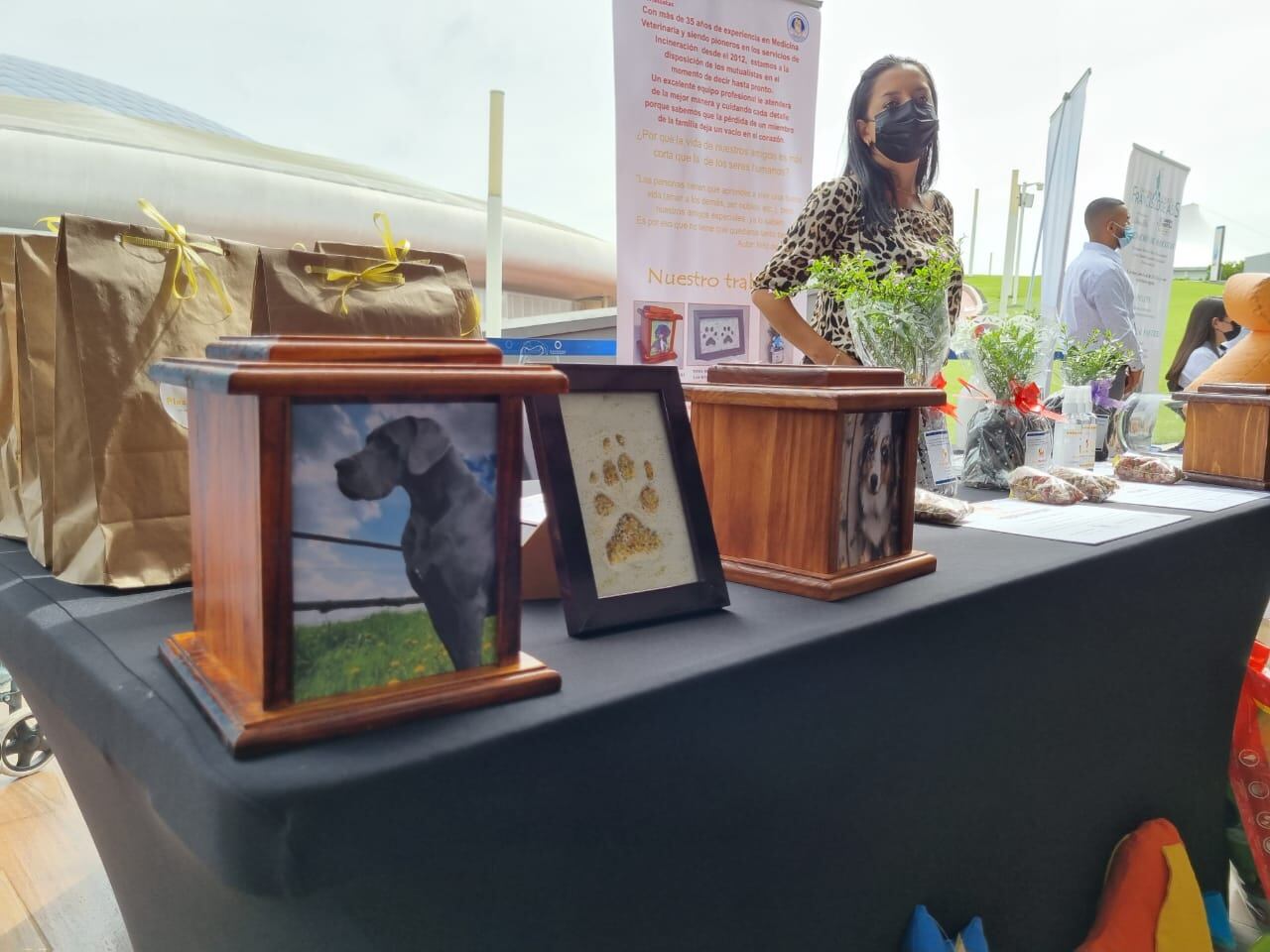 Los 52.000 afiliados al Fondo Mutual de la CCSS, podrán dar el último adiós a quienes por muchos años formaron parte de sus familias, sus mascotas. Huellas de Luz es el nombre de este novedoso servicio, el cual formará parte de los beneficios que ofrece esta entidad.